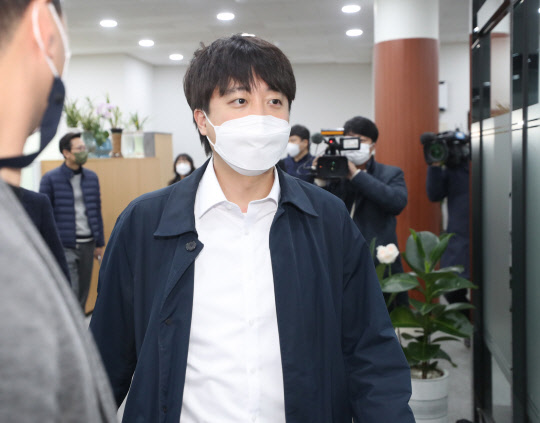 국민의힘 이준석 대표가 3일 오후 울산시당에 들어서 회의실로 향하고 있다. <울산=연합뉴스>